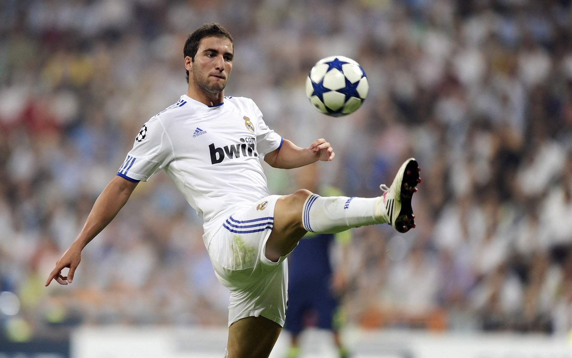 勇士在第四节突然爆发，库里连续投中几记关键远三，带领球队逆转战局！